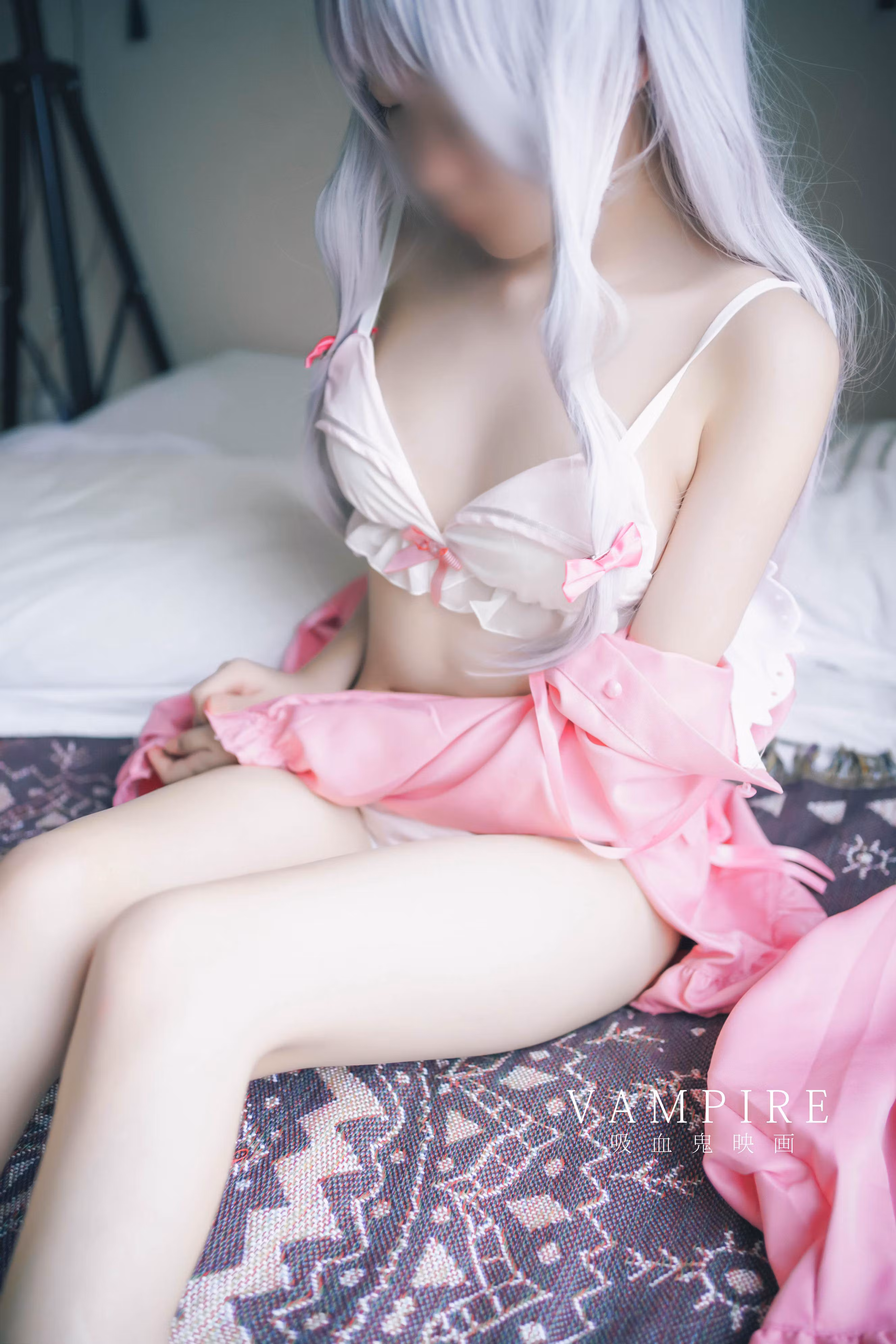 动漫萝莉服装展现甜美可爱少女与腹部肌肤线条